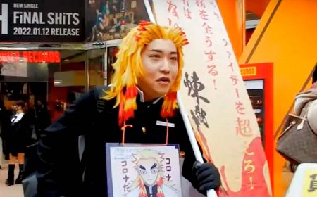 Japón: Cosplayer antivacunas cambia de posición gracias a dueño de un café