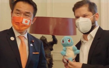 Japón le regala un Squirtle a Gabriel Boric, presidente electo de Chile